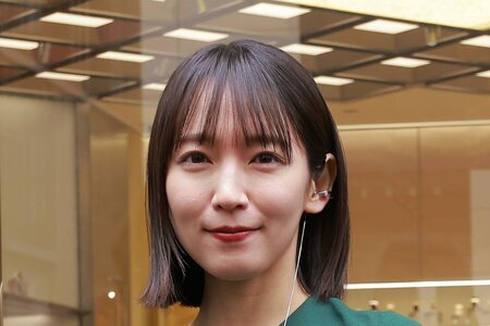 「痩せた？」吉岡里帆イメージガラリ PRADAブラックワンピで大人シックに「ただただ綺麗」「大人りほちゃん」「素敵な年のとり方」の声(LIMO)