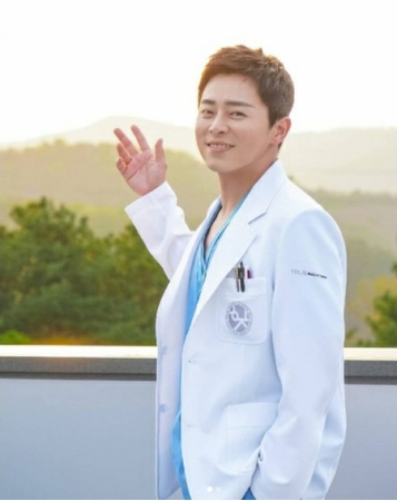 「賢い医師生活2」俳優チョ・ジョンソク、父になってからもっとカッコ良くなったイケメンビジュアル(WoW!Korea)