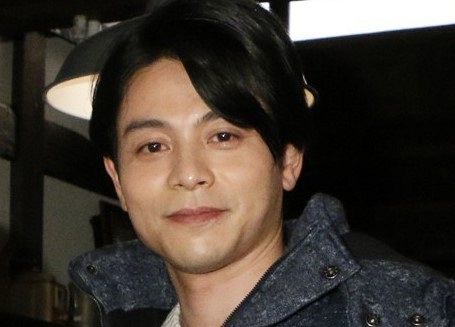 「妻2人に囲まれ…」2006年に活動再開＆改名の46歳〝両手に花〟3ショットに反響続々「イケメンすぎ」「本当に仲が良いのが伝わってきます」舞台オフショットを公開(西スポWEB OTTO！)