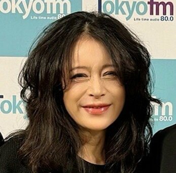 中森明菜の最新ショットが大反響！人気芸人の腰に手を回し…「羨ましい」「見たことない表情」「幸せ者だあー」の声(LIMO)