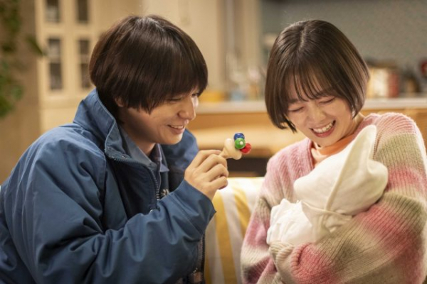 「パラレル夫婦　 死んだ“僕と妻”の真実」「別々の世界線を生きる。夫婦の新しい形」「強くて優しくてはかない物語だった」(エンタメOVO)