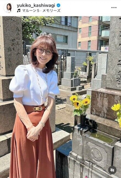 「また手を握って歩けたらな」柏木由紀子、母の墓参り＆思い出ショット披露「お母様も美しい方ですね」「素敵なお写真」(スポーツ報知)
