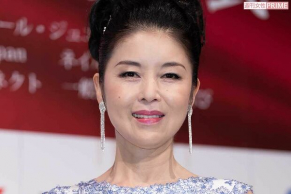 藤あや子、JK孫への手作り弁当に「いつも茶色」の声も豪華すぎるはみ出た“かに爪”(週刊女性PRIME)