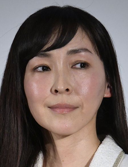 女優・麻生久美子（46）が“16歳差”の濡れ場で「国宝級イケメン」を骨抜きに…《“第2のブレイク期”を迎えるまで》(文春オンライン)