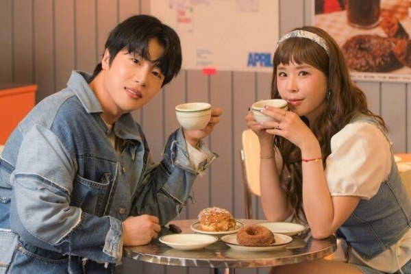 コヨーテ シンジ、7歳年下の歌手ムンウォンと電撃結婚！デュエット曲もリリース(Kstyle)