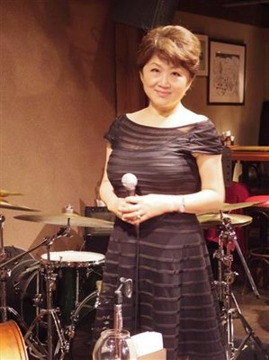 大橋巨泉さん命日に次女、豊田チカが追悼ライブ「今でも会える気がしています」（サンケイスポーツ）