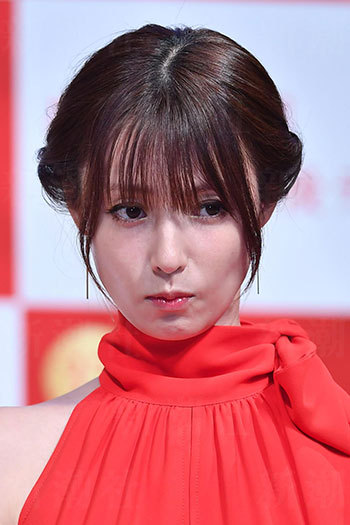 適応障害で活動休止 深田恭子の「オーバーワーク」説をホリプロが否定(デイリー新潮)