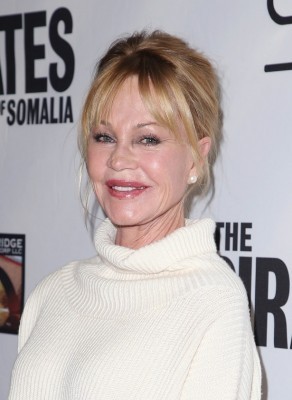 60歳のメラニー・グリフィス、半ズボンから覗く美脚のシワが痛すぎる？（Movie Walker）