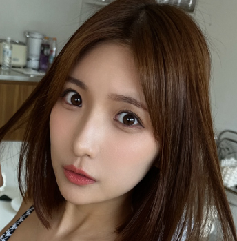 グラドル三田悠貴、バスローブ胸元チラリ＆座ってパクッ「見惚れてしまいます」ショット披露(日刊スポーツ)