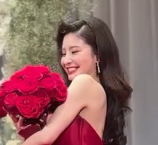 「こんな美しい新婦おる？」堂安律の妻・明松美玖デコルテ大胆露出の真っ赤なウエディングドレス(日刊スポーツ)