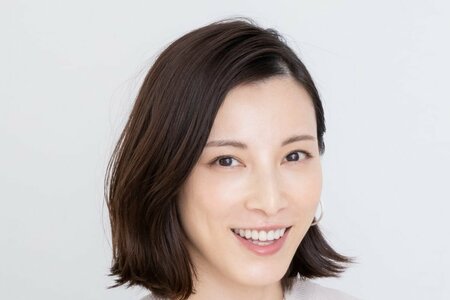 42歳3児のママ女優 近影に「はぁ〜お美しい…」「変わらぬ美貌」と絶賛の声 オフショルで大人の色香(LIMO)