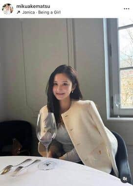 サッカー堂安律の美人妻・明松美玖、真紅のドレス姿の圧倒的美しさ　「ヤバいっ！！綺麗すぎ」ファン悶絶(J-CASTニュース)