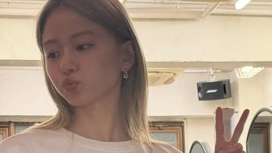 山本舞香 レアな“部屋着”姿を公開!金髪ヘアで愛犬と戯れるプライベート感あふれる様子に「バチくそカッケ〜」「キラキラしてる」(めざましmedia)
