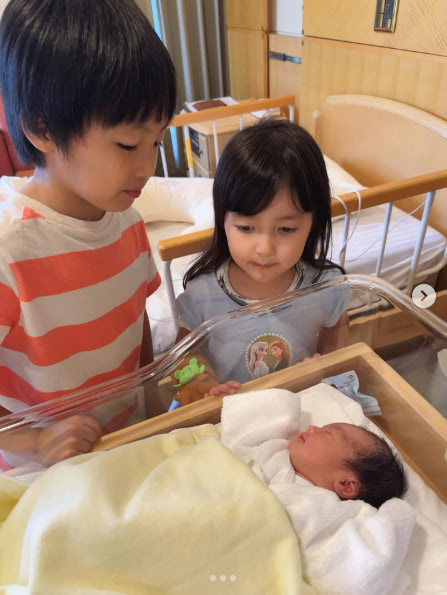川崎希、生後1日の第3子と長男・長女の触れ合いシーン公開 「妹にやさしくしてくれてるよ」(エンタメNEXT)