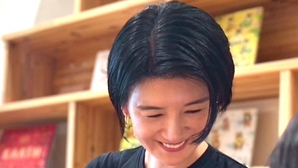 「足が長〜い」栗原恵 0歳長男との“顔出し”おでかけショットを公開! 笑顔で遊ぶ様子に「めっちゃめちゃ可愛い」と反響(めざましmedia)