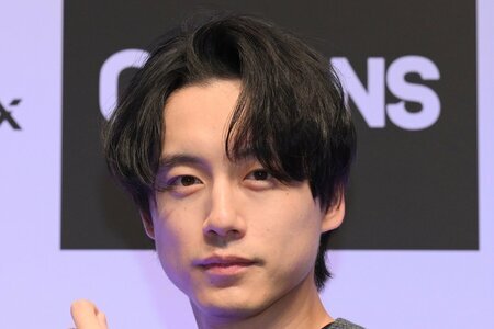 坂口健太郎が金髪×黒スーツ姿でミラノに降臨！鍛えた胸筋を披露し「直視できない」「存在自体がアート」「色気が増し増し」の声(LIMO)