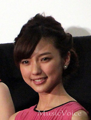 真野恵里菜、柴崎岳選手との結婚を報告「努力し続ける彼はとても素敵」（MusicVoice）