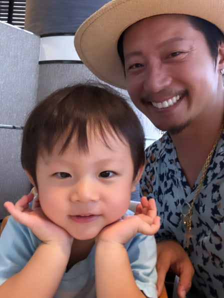 元EXILEメンバー5児の父、「7年7月7日」に息子の2歳の誕生日を祝福「可愛すぎる」「美男子」の声(エンタメNEXT)