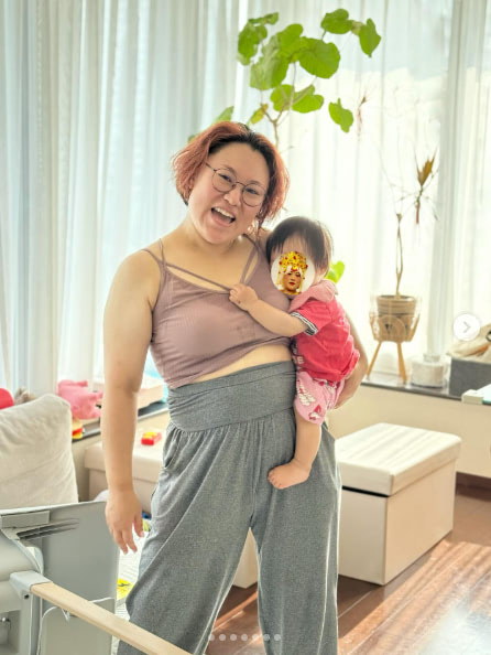 娘を小脇に抱え…バービー、リアルな育児の様子を明かし共感の声続々「私も同じスタイルです」(エンタメNEXT)
