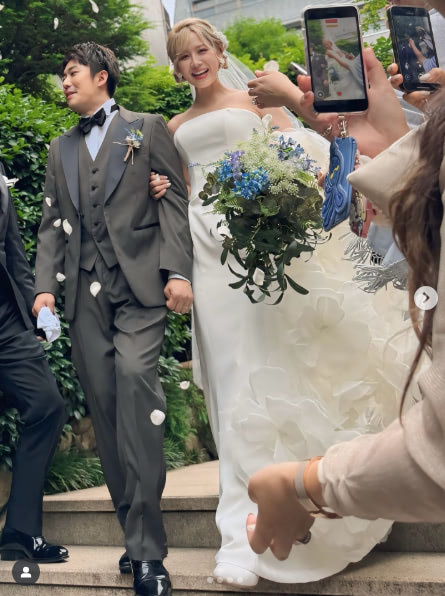 菊地亜美、元AKB48メンバーの結婚式に参列「かっこいい旦那さんといつまでもお幸せに」(エンタメNEXT)