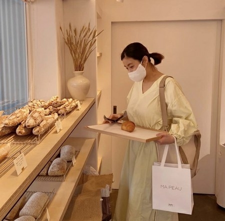 女優カン・ソラ、パン屋への訪問にごきげんのパン好きさん…「幸せ。最高。キュンとする」(WoW!Korea)