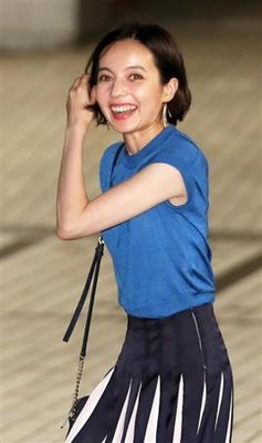 ベッキー、巨人・片岡コーチと熱愛も…結婚までにある“障害”（夕刊フジ）