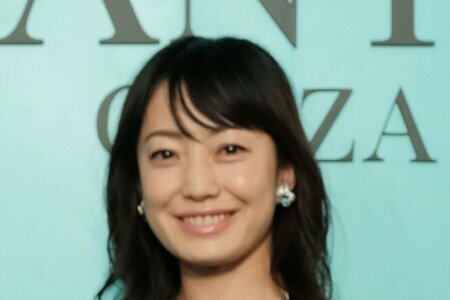 47歳・菅野美穂 ミニ丈ドレス姿で美脚披露！ティファニージュエリーがキラリ 夫は堺雅人、2児の母(LIMO)