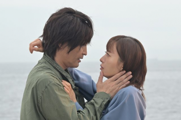 「奪い愛、真夏」初回から衝撃展開で「激アツ」 「回想シーンの安田顕さんのヅラに笑った」(エンタメOVO)