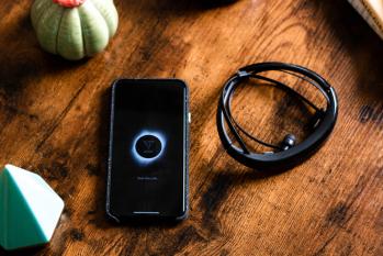 音楽を聴く人の脳波を可視化するイヤホン型脳波計「VIE ZONE」、6月下旬クラウドファンディング開始(BARKS)