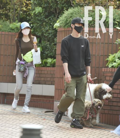 木村拓哉＆工藤静香　コロナ禍の「ストレス発散」愛犬散歩現場(FRIDAY)