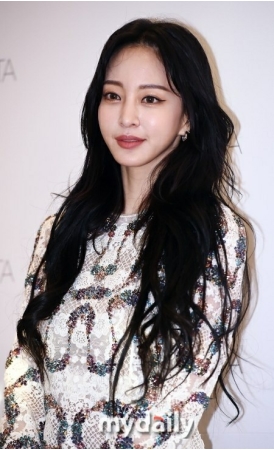 ハン・イェスル、SNSに意味深な投稿…「両手を隠して石を投げ続けた」(WoW!Korea)