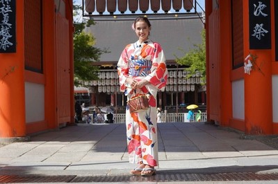 平昌オリンピック金メダリスト・ザギトワ、初の京都に大興奮　「史上最高にかわいい！」浴衣姿も（デビュー）