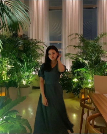 「NiziU」のRIMA、大人びた装いで近況報告…“彼女感ある”シチュエーション?! でハートを鷲掴み(WoW!Korea)