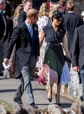 ハリー王子の親友の結婚式で、メーガン妃にファッションハプニング！（ELLEgirl）