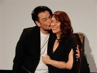 ＬｉＬｉＣｏと純烈の小田井涼平が夫婦ツーショット披露　シリアスな掟も（サンケイスポーツ）