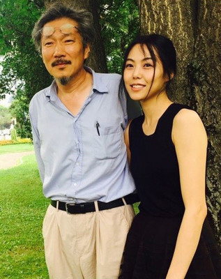(朝鮮日報日本語版) ホン・サンス監督＆キム・ミニ、手をつないで登場＝ロカルノ映画祭（朝鮮日報日本語版）
