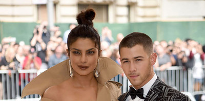 プリヤンカー・チョープラー、婚約指輪をお披露目（ELLE ONLINE）