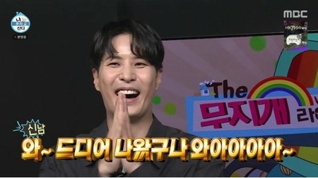 <WKコラム>俳優キム・ジソク、シングルライフを初公開!親友ハ・ソクジン&イ・ジャンウォンに「BTS(防弾少年団)」のサイン入りアルバムを自慢!?(WoW!Korea)