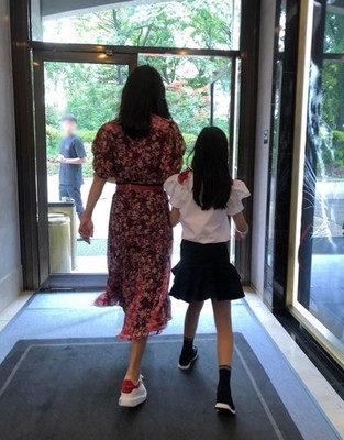 (朝鮮日報日本語版) キム・ヒソン、娘ヨナちゃんの後ろ姿公開（朝鮮日報日本語版）