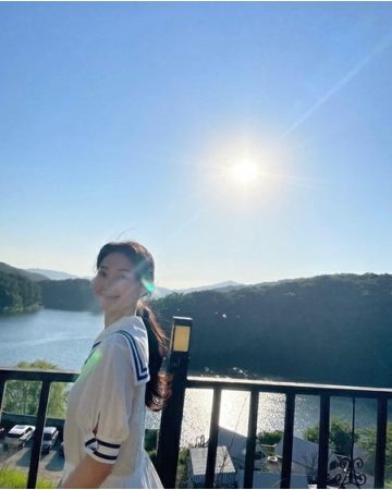 チョンジン(SHINHWA)の妻リュ・イソ、”アラフォー”のセーラー服姿で「清涼飲料水CMのよう」(WoW!Korea)