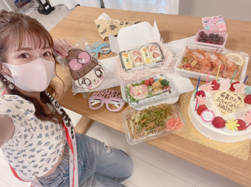 辻希美、34歳の誕生日間近で“早めのお祝い”報告「歳をとるのは嫌だけど…」「嬉しいな」(E-TALENTBANK)