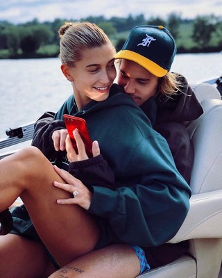 ヘイリー・ボールドウィン、ジャスティン・ビーバーとの婚約批判は気にしない！（ELLEgirl）