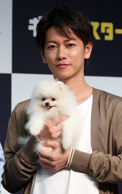 佐藤健の腕に謎の「あきこ命」シール！　奇行ぶりにネット上で「中学生かw」の声／「義母と娘のブルース」第9話（トレンドニュース（GYAO））