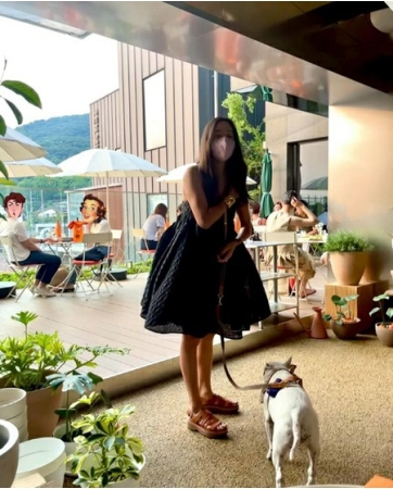 タレントのイ・ヘヨン、50代の可愛らしいシルエット…人形みたいな脚線美(WoW!Korea)