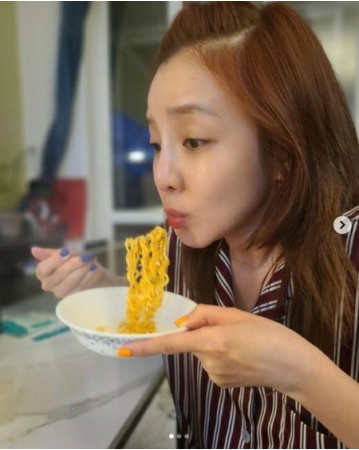DARA(元2NE1)、ダイエット宣言するもラーメンを食べる姿を公開…「やっぱり我慢しすぎるとダメだ」(WoW!Korea)