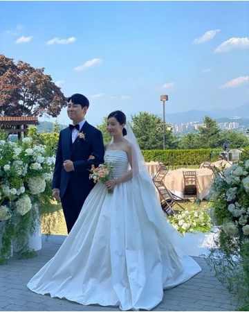 歌手BEN&イ・ウク、幻想View野外結婚式公開…ドレス姿が女神(WoW!Korea)