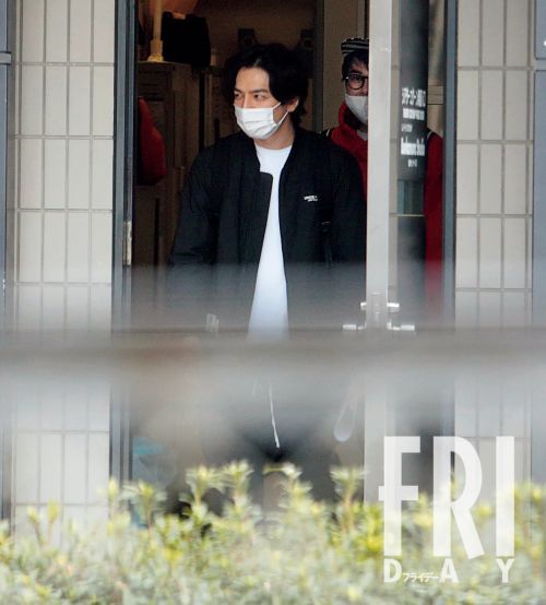 生田斗真 渋谷で「黒いブルゾン姿」が映える圧倒的な存在感(FRIDAY)