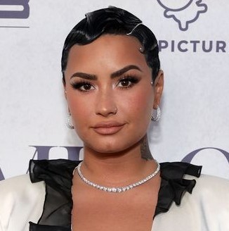 男性・女性に当てはまらない性「ノンバイナリー」を告白したセレブ(コスモポリタン)