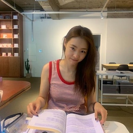 “新妻“女優イ・ヨニ、相変わらずの童顔美貌...大学生ビジュアルに「びっくり」(WoW!Korea)