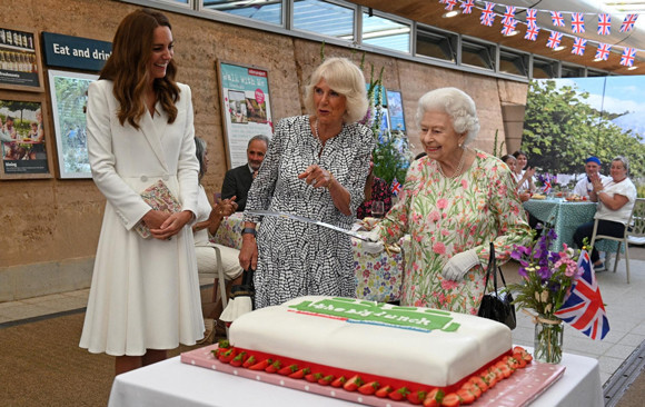 エリザベス女王がケーキカットで取り出した「伝家の宝刀」とは？(フィガロジャポン)